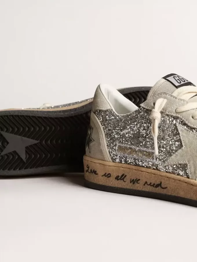 Zapatillas Ball Star para mujer en plata brillante con inserciones de ante gris hielo Zapatillas Ball Star para mujer en plata brillante con inserciones de ante gris hielo