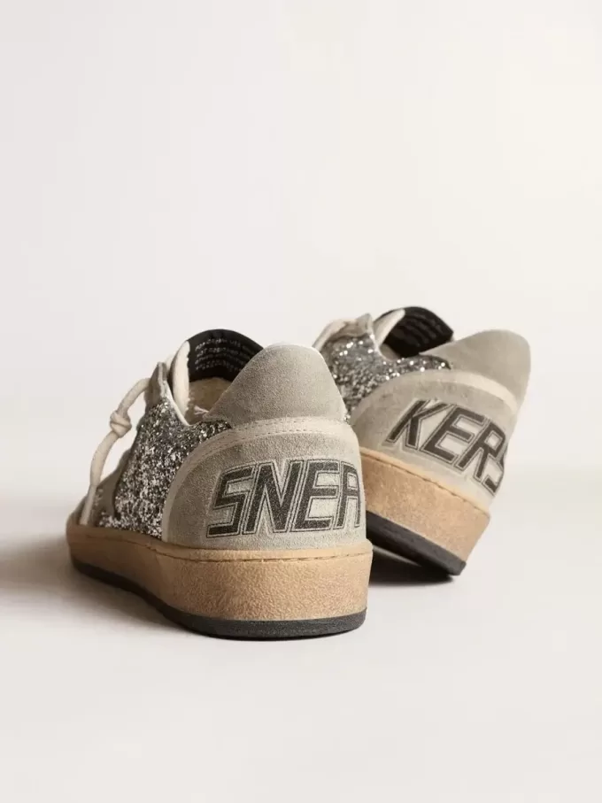 Zapatillas Ball Star para mujer en plata brillante con inserciones de ante gris hielo Zapatillas Ball Star para mujer en plata brillante con inserciones de ante gris hielo