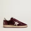 Zapatillas Ball Star para mujer en terciopelo burdeos con estrella y lengüeta en el talón de piel metalizada dorada Zapatillas Ball Star para mujer en terciopelo burdeos con estrella y lengüeta en el talón de piel metalizada dorada