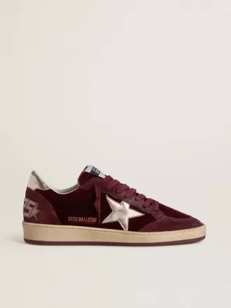 Zapatillas Ball Star para mujer en terciopelo burdeos con estrella y lengüeta en el talón de piel metalizada dorada Zapatillas Ball Star para mujer en terciopelo burdeos con estrella y lengüeta en el talón de piel metalizada dorada