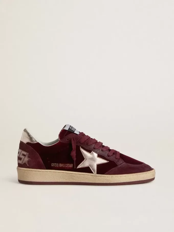 Zapatillas Ball Star para mujer en terciopelo burdeos con estrella y lengüeta en el talón de piel metalizada dorada Zapatillas Ball Star para mujer en terciopelo burdeos con estrella y lengüeta en el talón de piel metalizada dorada