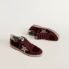 Zapatillas Ball Star para mujer en terciopelo burdeos con estrella y lengüeta en el talón de piel metalizada dorada Zapatillas Ball Star para mujer en terciopelo burdeos con estrella y lengüeta en el talón de piel metalizada dorada