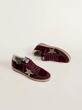 Zapatillas Ball Star para mujer en terciopelo burdeos con estrella y lengüeta en el talón de piel metalizada dorada Zapatillas Ball Star para mujer en terciopelo burdeos con estrella y lengüeta en el talón de piel metalizada dorada