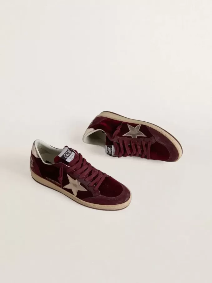 Zapatillas Ball Star para mujer en terciopelo burdeos con estrella y lengüeta en el talón de piel metalizada dorada Zapatillas Ball Star para mujer en terciopelo burdeos con estrella y lengüeta en el talón de piel metalizada dorada