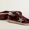Zapatillas Ball Star para mujer en terciopelo burdeos con estrella y lengüeta en el talón de piel metalizada dorada Zapatillas Ball Star para mujer en terciopelo burdeos con estrella y lengüeta en el talón de piel metalizada dorada