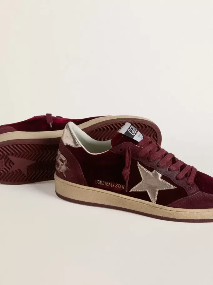 Zapatillas Ball Star para mujer en terciopelo burdeos con estrella y lengüeta en el talón de piel metalizada dorada Zapatillas Ball Star para mujer en terciopelo burdeos con estrella y lengüeta en el talón de piel metalizada dorada