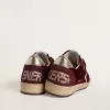 Zapatillas Ball Star para mujer en terciopelo burdeos con estrella y lengüeta en el talón de piel metalizada dorada Zapatillas Ball Star para mujer en terciopelo burdeos con estrella y lengüeta en el talón de piel metalizada dorada