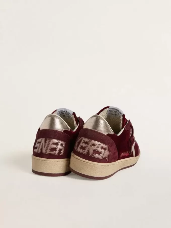 Zapatillas Ball Star para mujer en terciopelo burdeos con estrella y lengüeta en el talón de piel metalizada dorada Zapatillas Ball Star para mujer en terciopelo burdeos con estrella y lengüeta en el talón de piel metalizada dorada