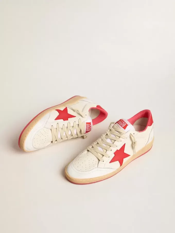 Zapatillas Ball Star Wishes de mujer en piel blanca con estrella roja y lengüeta en el talón Zapatillas Ball Star Wishes de mujer en piel blanca con estrella roja y lengüeta en el talón