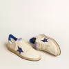 Zapatillas Ball Star Wishes para hombre en piel napa blanca con estrella azul brillante y lengüeta en el talón Zapatillas Ball Star Wishes para hombre en piel napa blanca con estrella azul brillante y lengüeta en el talón