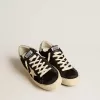 Zapatillas Hi Star para mujer en piel negra con lengüeta plateada brillante en el talón Zapatillas Hi Star para mujer en piel negra con lengüeta plateada brillante en el talón