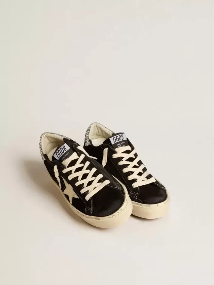 Zapatillas Hi Star para mujer en piel negra con lengüeta plateada brillante en el talón Zapatillas Hi Star para mujer en piel negra con lengüeta plateada brillante en el talón