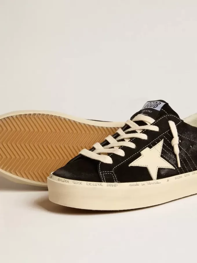 Zapatillas Hi Star para mujer en piel negra con lengüeta plateada brillante en el talón Zapatillas Hi Star para mujer en piel negra con lengüeta plateada brillante en el talón