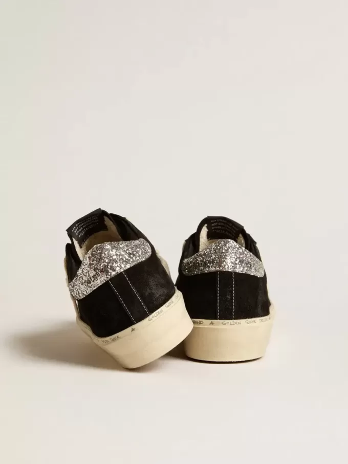 Zapatillas Hi Star para mujer en piel negra con lengüeta plateada brillante en el talón Zapatillas Hi Star para mujer en piel negra con lengüeta plateada brillante en el talón