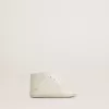 Zapatillas New Born en piel blanca con estrella perforada Zapatillas New Born en piel blanca con estrella perforada