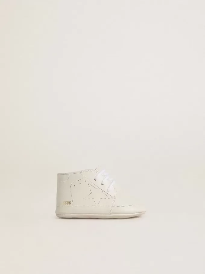 Zapatillas New Born en piel blanca con estrella perforada Zapatillas New Born en piel blanca con estrella perforada