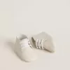 Zapatillas New Born en piel blanca con estrella perforada Zapatillas New Born en piel blanca con estrella perforada