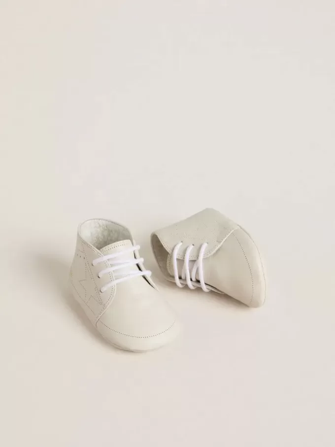 Zapatillas New Born en piel blanca con estrella perforada Zapatillas New Born en piel blanca con estrella perforada
