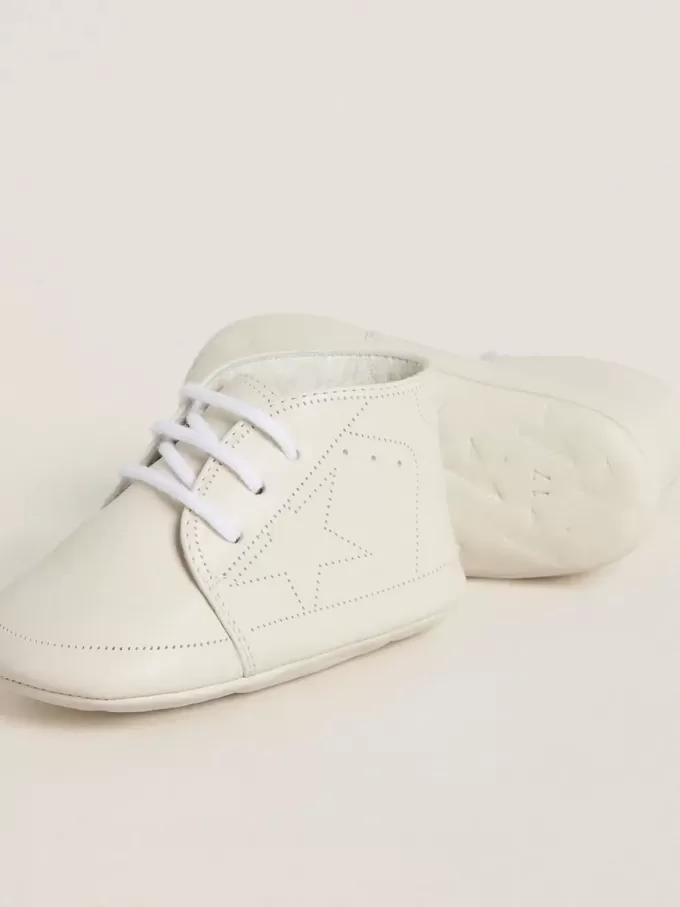 Zapatillas New Born en piel blanca con estrella perforada Zapatillas New Born en piel blanca con estrella perforada