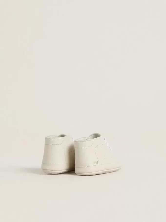 Zapatillas New Born en piel blanca con estrella perforada Zapatillas New Born en piel blanca con estrella perforada