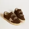 Zapatillas Old School para mujer en ante marrón con estrella de ante beige con tachuelas y perlas Zapatillas Old School para mujer en ante marrón con estrella de ante beige con tachuelas y perlas