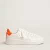 Zapatillas Purestar blancas con lengüeta naranja fluorescente en el talón