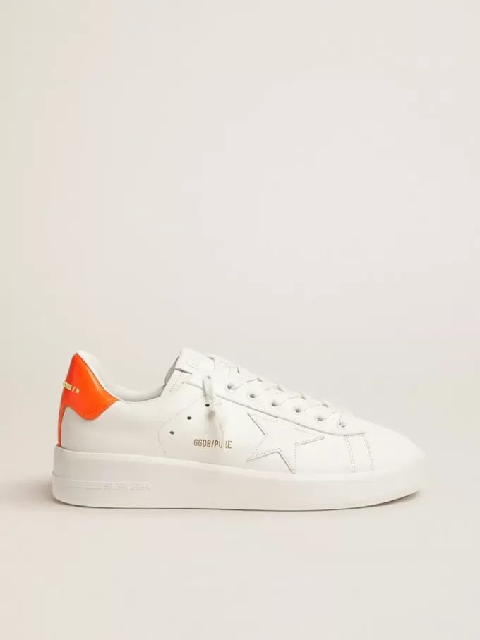 Zapatillas Purestar blancas con lengüeta naranja fluorescente en el talón