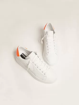 Zapatillas Purestar blancas con lengüeta naranja fluorescente en el talón