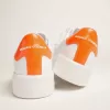 Zapatillas Purestar blancas con lengüeta naranja fluorescente en el talón