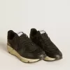 Zapatillas Running Sole para mujer en negro brillante con estrella de piel y lengüeta de nubuck en el talón