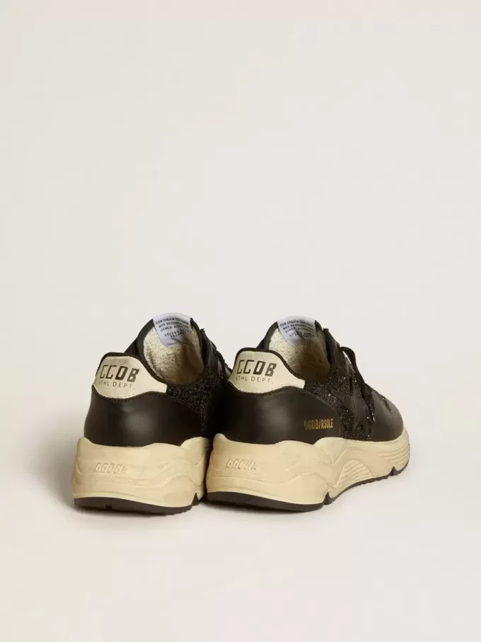 Zapatillas Running Sole para mujer en negro brillante con estrella de piel y lengüeta de nubuck en el talón