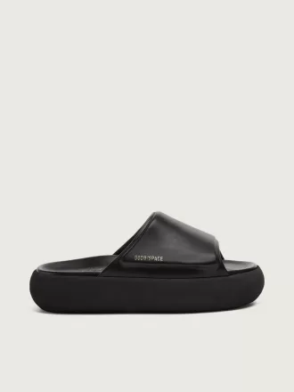 Zapatillas sin cordones Space-Star Slide para hombre en piel negra.