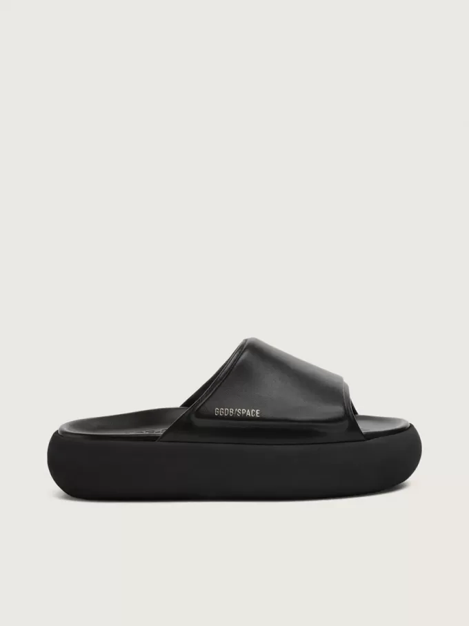 Zapatillas sin cordones Space-Star Slide para hombre en piel negra. Zapatillas sin cordones Space-Star Slide para hombre en piel negra.