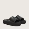 Zapatillas sin cordones Space-Star Slide para hombre en piel negra. Zapatillas sin cordones Space-Star Slide para hombre en piel negra.