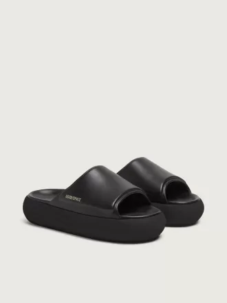 Zapatillas sin cordones Space-Star Slide para hombre en piel negra.