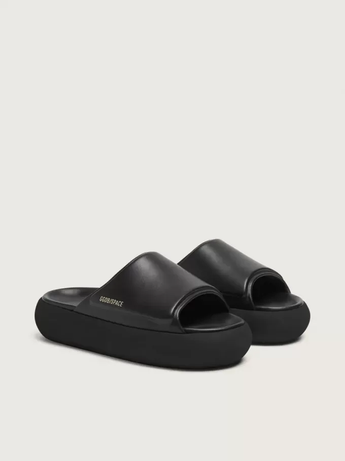 Zapatillas sin cordones Space-Star Slide para hombre en piel negra. Zapatillas sin cordones Space-Star Slide para hombre en piel negra.