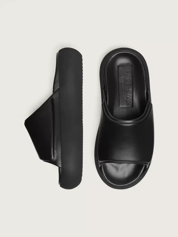 Zapatillas sin cordones Space-Star Slide para hombre en piel negra. Zapatillas sin cordones Space-Star Slide para hombre en piel negra.