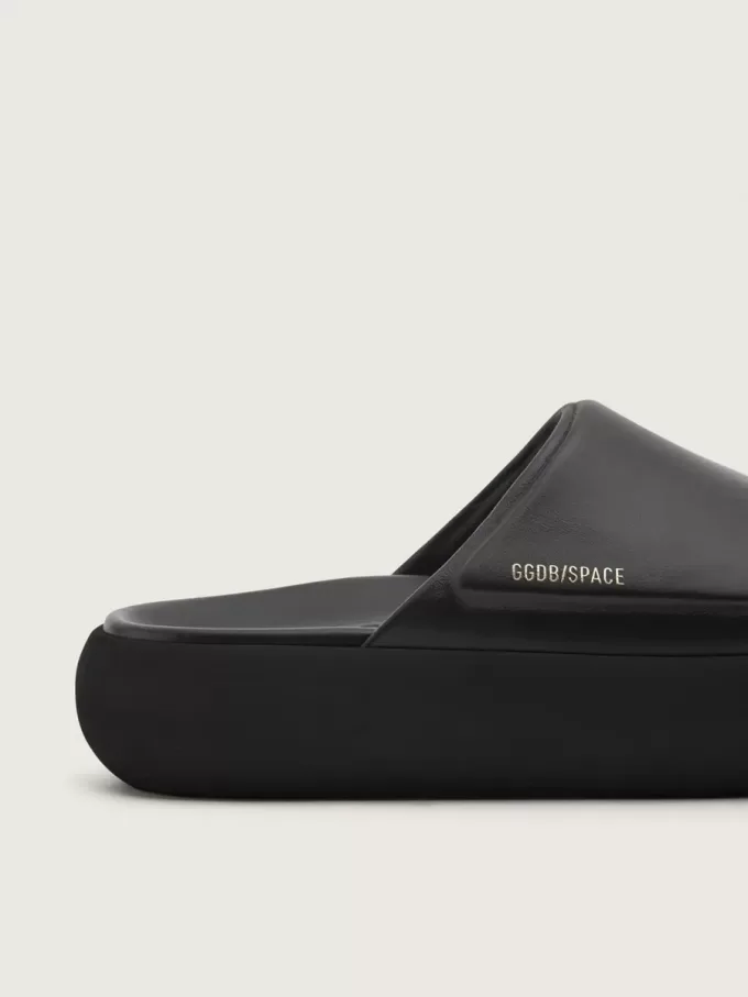 Zapatillas sin cordones Space-Star Slide para hombre en piel negra. Zapatillas sin cordones Space-Star Slide para hombre en piel negra.