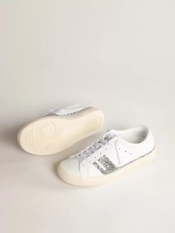 Zapatillas sostenibles Yatay Modelo 1B con parte superior blanca de origen biológico y purpurina plateada reciclada Y Zapatillas sostenibles Yatay Modelo 1B con parte superior blanca de origen biológico y purpurina plateada reciclada Y