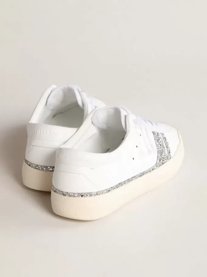 Zapatillas sostenibles Yatay Modelo 1B con parte superior blanca de origen biológico y purpurina plateada reciclada Y Zapatillas sostenibles Yatay Modelo 1B con parte superior blanca de origen biológico y purpurina plateada reciclada Y