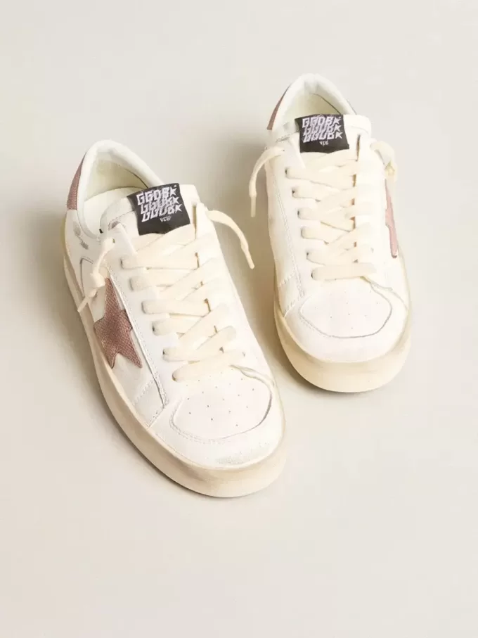 Zapatillas Stardan con estrella y lengüeta del talón de piel rosa texturizada Zapatillas Stardan con estrella y lengüeta del talón de piel rosa texturizada