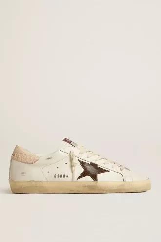 Zapatillas Super-Star para hombre con estrella de ante marrón y lengüeta rosa en el talón Zapatillas Super-Star para hombre con estrella de ante marrón y lengüeta rosa en el talón