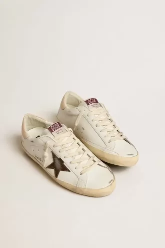 Zapatillas Super-Star para hombre con estrella de ante marrón y lengüeta rosa en el talón Zapatillas Super-Star para hombre con estrella de ante marrón y lengüeta rosa en el talón