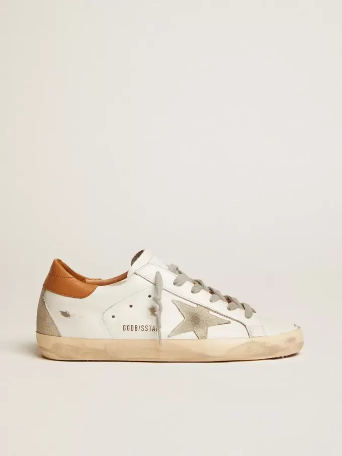 Zapatillas Super-Star para mujer con estrella de ante y lengüeta marrón en el talón Zapatillas Super-Star para mujer con estrella de ante y lengüeta marrón en el talón