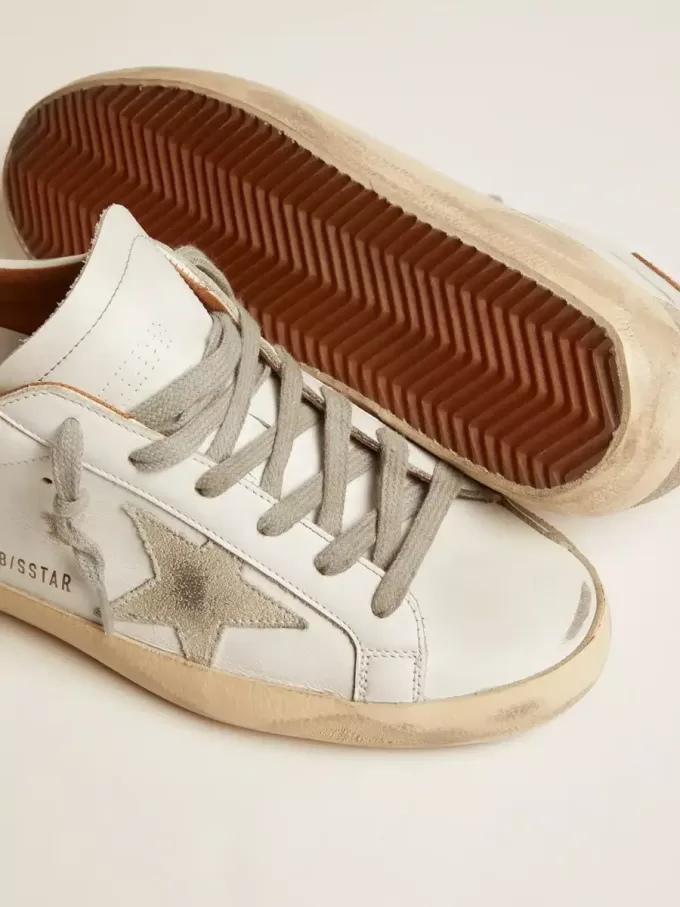 Zapatillas Super-Star para mujer con estrella de ante y lengüeta marrón en el talón Zapatillas Super-Star para mujer con estrella de ante y lengüeta marrón en el talón