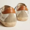 Zapatillas Super-Star para mujer con estrella de ante y lengüeta marrón en el talón Zapatillas Super-Star para mujer con estrella de ante y lengüeta marrón en el talón