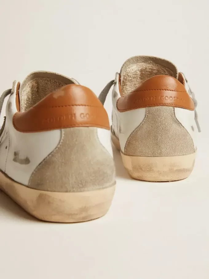 Zapatillas Super-Star para mujer con estrella de ante y lengüeta marrón en el talón Zapatillas Super-Star para mujer con estrella de ante y lengüeta marrón en el talón