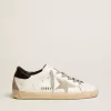 Zapatillas Super-Star para mujer con lengüeta negra en el talón y letras metálicas con tachuelas Zapatillas Super-Star para mujer con lengüeta negra en el talón y letras metálicas con tachuelas