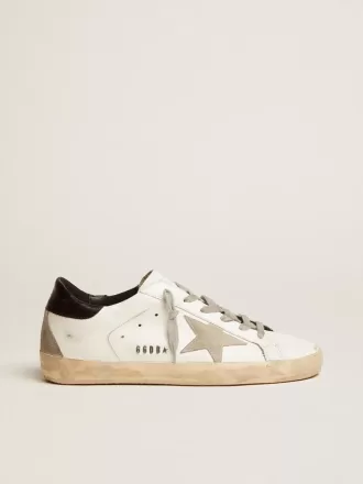 Zapatillas Super-Star para mujer con lengüeta negra en el talón y letras metálicas con tachuelas Zapatillas Super-Star para mujer con lengüeta negra en el talón y letras metálicas con tachuelas