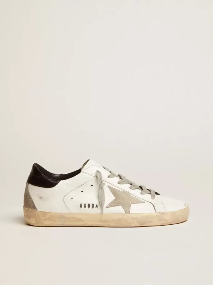 Zapatillas Super-Star para mujer con lengüeta negra en el talón y letras metálicas con tachuelas Zapatillas Super-Star para mujer con lengüeta negra en el talón y letras metálicas con tachuelas